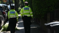 Poliția metropolitană din Londra patrulează în zona locuinței private a premierului Keir Starmer. 13 mai, 2025. 