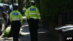 Policajci patroliraju ispred kuće britanskog premijera Keira Starmera u Londonu 13. 5. 2025.