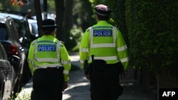 Британська контртерористична поліція розслідує, як і чому підозрювані, ймовірно, підпалили автомобіль та два будинки, пов’язані з британським прем’єр-міністром Кіром Стармером