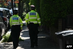 Policë britanikë duke patrulluar pranë shtëpisë private të Starmerit në Londër. Maj, 2025.