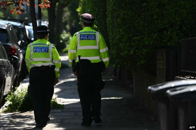 Policë britanikë duke patrulluar pranë shtëpisë private të Starmerit në Londër. Maj, 2025.