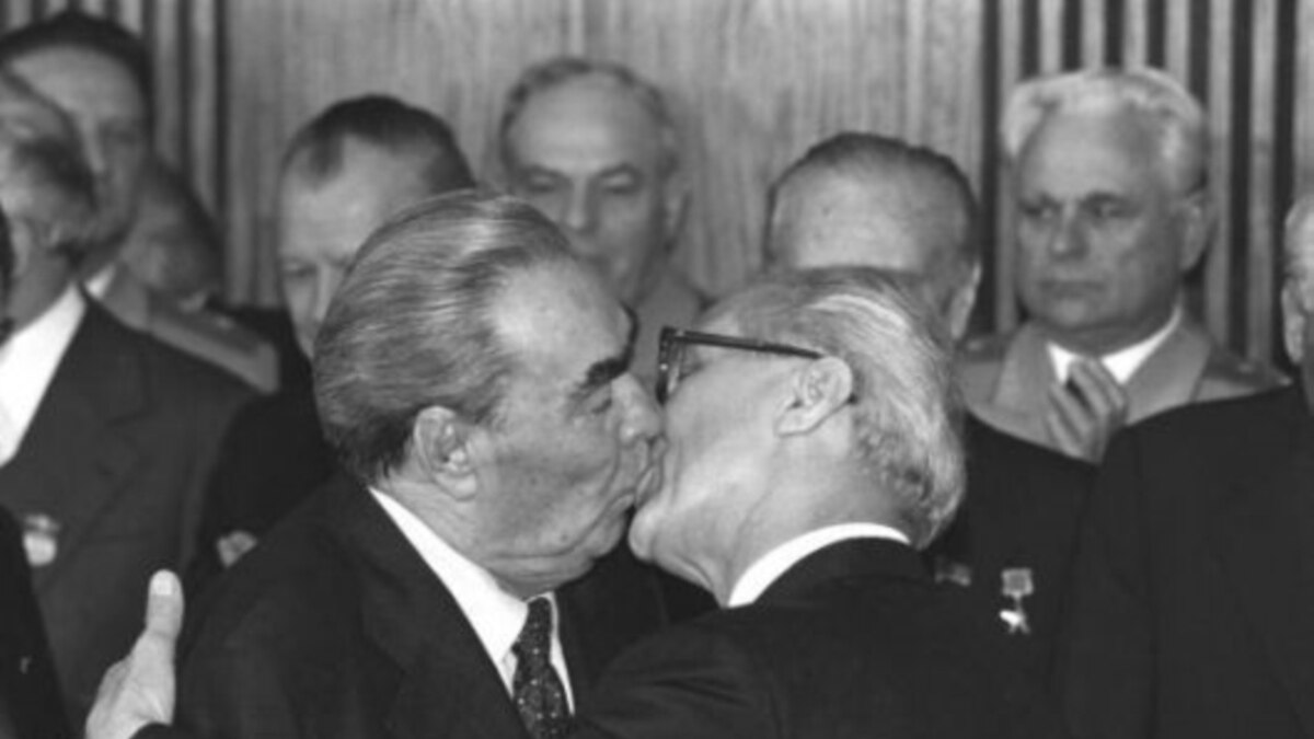 Андропов. Брежнев и андропов фото. Брежнев андропов черненко. Андропов и брежнев. Брежнев андропов черненко.