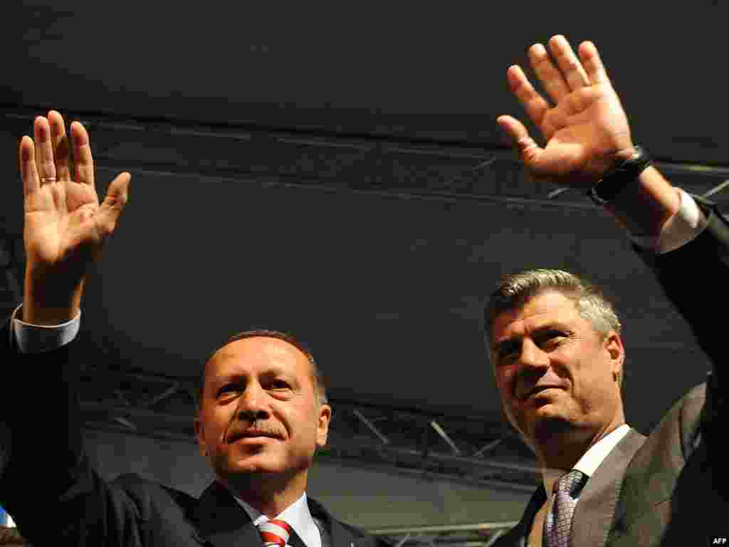Kosovo - Prištinu je posjetio turski premier Recep Tayyip Erdogan. Na fotografiji sa kosovskim premijerom u ostavci, Hashimom Thaqijem, 03.11.201. Foto: AFP / Armend Nimani