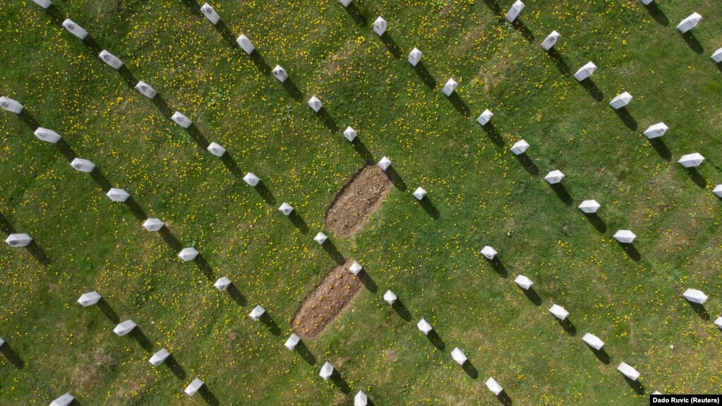 Groblje Memorijalnog centra Potočari - Srebrenica (na fotografiji, april 2021.) u kojem je do sada ukopana 6.671 žrtva genocida počinjenog u julu 1995, dok je na drugim lokacijama, prema željama porodica žrtava, ukopano još 237 žrtava genocida. Još se traga za oko 1.000 nestalih.