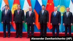 Президент Китая Си Цзиньпин (пятый слева), президент России Владимир Путин и главы государств Центральной Азии на саммите ШОС. Июнь 2018 года.