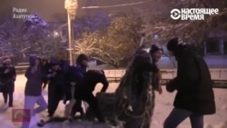 Полицейские в Ереване пытаются арестовать оппозиционную "елку"