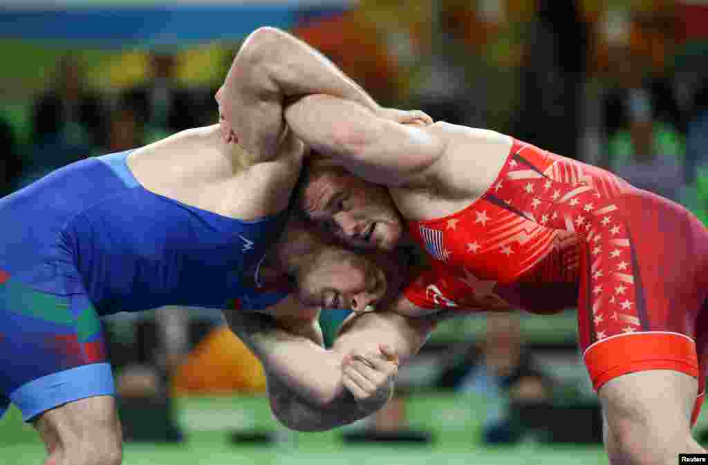 Kyle Snyder (in red) of the United States beat Azerbaijan&#39;s Khetag Goziumov in the men&#39;s 97-kilogram freestyle wrestling final. Uzbekistan&#39;s Magomed Ibragimov won the bronze medal.