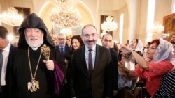 Lebanon -- Armenian Prime Minister Nikol Pashinian visits an Armenian church in Beirut, October 21, 2018.