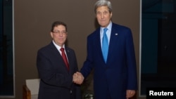 Sekretari amerikan i Shtetit, John Kerry shtrëngon duart, Bruno Rodríguez në Panama