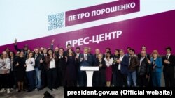 Президент України Петро Порошенко (посередині) під час завершення брифінгу, на якому він заявив, що залишатиметься в політиці разом зі своєю командою. Київ, 21 квітня 2019 року