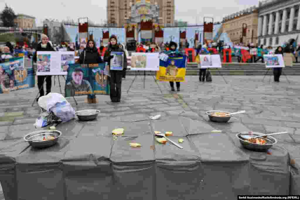 Акція на підтримку військовополонених у Києві. &laquo;Я б зробив все, щоб їх повернути. Я більше за інших розумію, яке це пекло і як воно там. Хотілося б повернути хлопців додому, особливо тих, хто вже там на межі&raquo;, &ndash; додав Дмитро Селютін