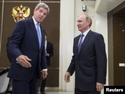 Державний секретар США Джон Керрі (ліворуч) та президент Росії Володимир Путін під час зустрічі у Сочі. 12 травня 2015 року
