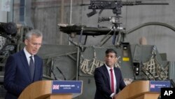 Генеральний секретар НАТО Єнс Столтенберґ (ліворуч) і прем’єр-міністр Великої Британії Ріші Сунак на пресконференції у Варшаві, Польща, 23 квітня 2024 року