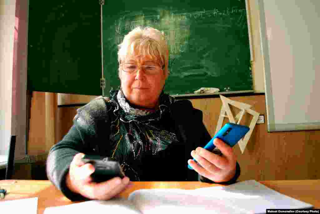 Из-за перехода на дистанционное образование учительница математики в СОШ №3 Беловодска была вынуждена приобрести еще один смартфон.&nbsp;