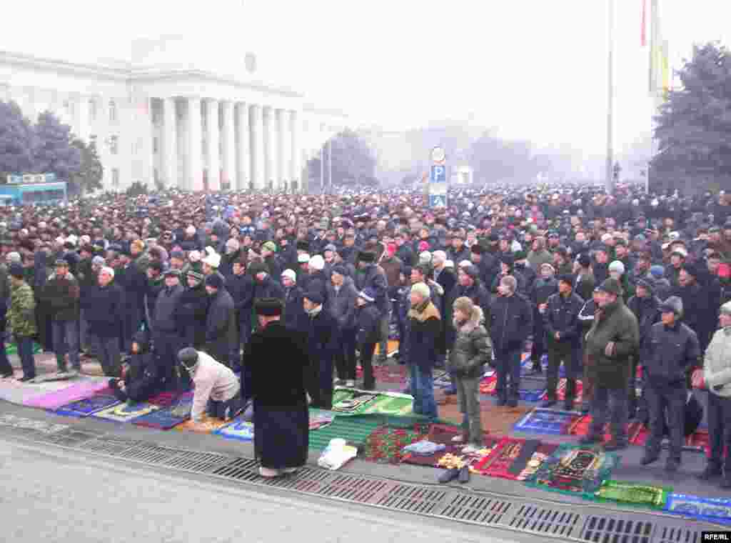 Айт намазга бул жолу жүз миңдей эл чогулганы айтылууда - Kyrgyzstan -- On Kyrgyz Muslims' Kurman Ait (Eid al-Adkha) Mass Prayer at the Square, Bishkek, 08dec08 