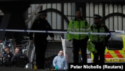 Полицейская операция на вокзале Ватерлоо после обнаружения самодельной бомбы, Лондон, 5 марта 2019 года 