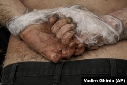 Trupul unui bărbat cu mâinile legate la spate, din Bucha, Ucraina, 3 aprilie 2022.
