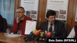 Vilim Ribič pokazuje poruke podrške industrijskih sindikata