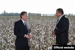 President Shavkat Mirziyoev (left) talks with a farmer in the Buka district of the Tashkent region. Mirziyoev has said that about 14,000 young people applied to receive agricultural land last year.