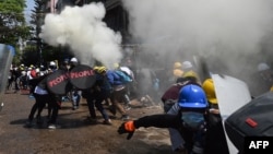 Demonstranti beže od suzavca u Jangonu, 7. mart