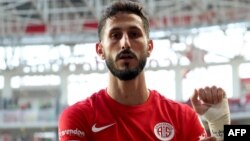 Sagiv Jehezkel, aici în momentul când și-a arătat la TV mesajele politice, se afla la Antalyaspor din septembrie, venind de la Hapoel Beer Sheva. (Foto: Handout / DHA (Demiroren News Agency) / AFP)