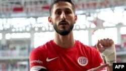 “Antalyaspor”un 28 yaşlı oyunçusu Sagiv Yehezkel qol vurduqdan sonra biləyində “100 gün. 07.10” yazılmış bintə işarə etmişdi