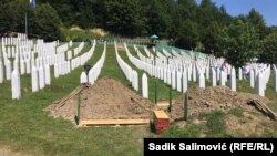  Potokari. Srebrenisa gyrgynçylygynyň 9 pidasy topraga berildi. 11-nji iýul, 2020. 