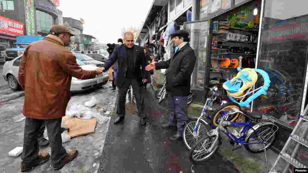 Armenia - Opposition presidential candidate Raffi Hovannisian campaigns in Yerevan, 23Jan2013.