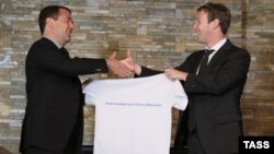 Премьер России Дмитрий Медведев получил в подарок от Марка Цукерберга, "отца" Facebook, футболку. Москва, 1 октября 2012 года.