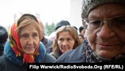 Иллюстрационное фото. Пенсионеры стоят в очереди, чтобы зарегистрироваться в программе помощи Всемирной продовольственной программы. Донбасс, октябрь 2015 года
