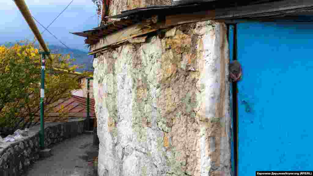 Эта стена &ndash; все, что сохранилось от разрушенной мечети, которую называли одной из самых красивых в Крыму. Храм &laquo;пережил&raquo; разрушительное землетрясение 1927 года, но вскоре был разрушен советскими властями &nbsp;
