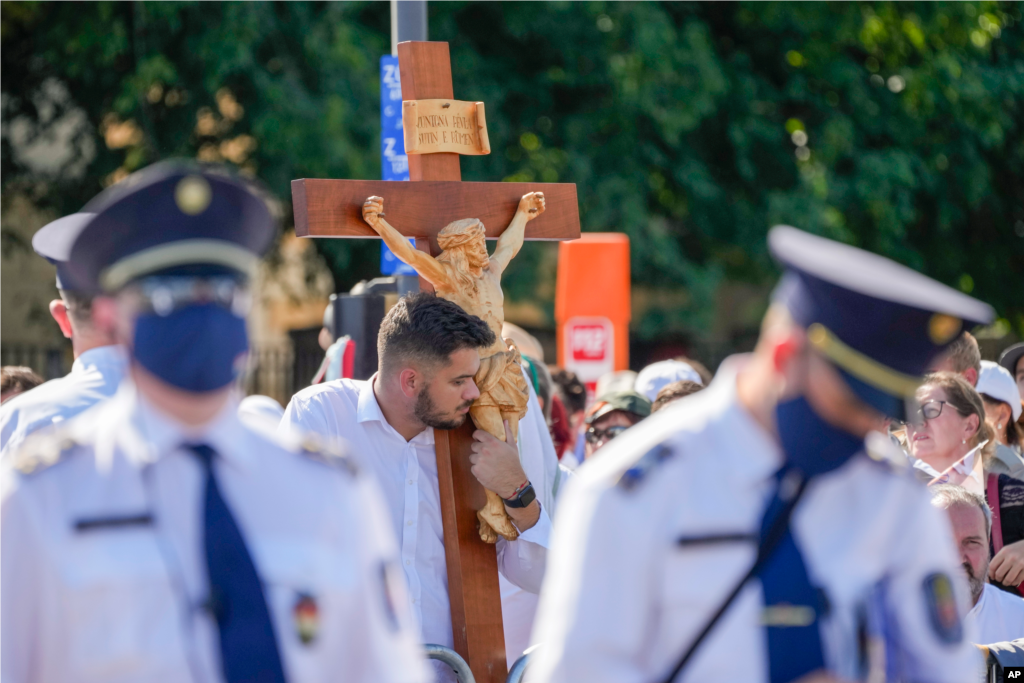 A pápa fél tizenkettőtől tartott nyilvános misét