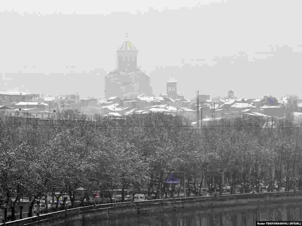 დათოვლილი თბილისი - უჩვეულოდ უნალექო და თბილი ზამთრის ბოლოს საქართველოში თოვლი მოვიდა. მეორე დღეა, უკვე თბილისშიც თოვს.