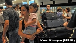 Сирийские армяне прибывают в ереванский аэропорт «Звартноц», август 2012 г.