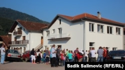 Djeca i roditelji ispred Edukativnog centra u Novoj Kasabi