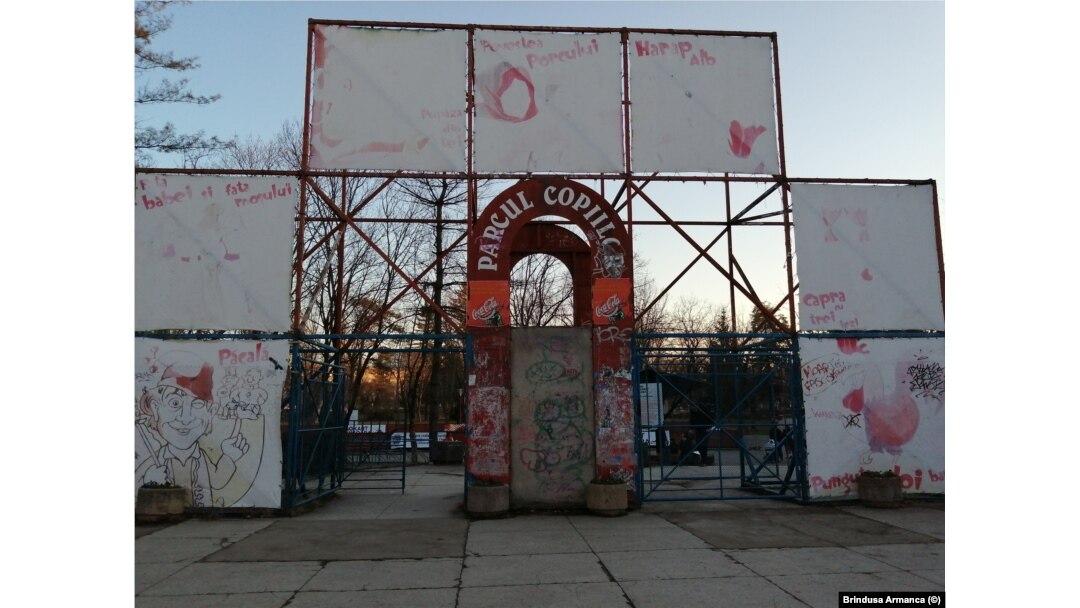 Fațada parcului pentru copii in Timisoara, abandonată în febra renovărilor electorale