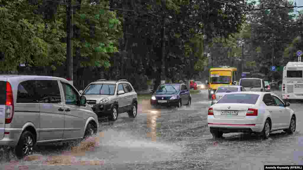 Aqmescitte sağanaq yol areketini qıyınlaştırdı. Kimer soqaqlar maşnalarnen tıqanıp qaldı