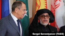 Sher Mohammad Abbas Stanikzai(djathtas) me ministrin e Jashtëm rus, Sergei Lavrov, foto nga arkivi.