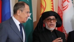 Rusiye Tış işler naziri Sergey Lavrov ve «Taliban» siyasiy ofisiniñ reberi Şer Mohammmad Abbas Stanakzay (soldan sağğa), Moskva, 2018 senesi noyabr ayı