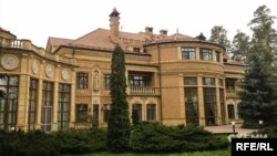 На початку липня програма «Схеми» (спільний проєкт Радіо Свобода й телеканалу «UA: Перший») повідомила, що Зеленський почав проживати на державній дачі