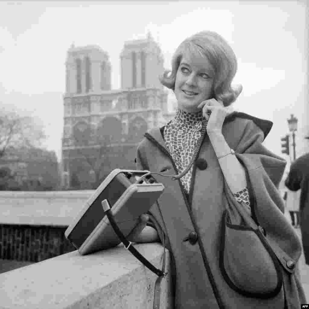 در این تصویر تبلیغ یک &laquo;الکتروفون ترانیزیستوری&raquo; از سال ۱۹۶۵ و در پس&zwnj;زمینه کلیسای جامع، دیده می&zwnj;شود.