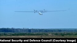 Комплекс «здатний проводити розвідку, координувати ведення вогню, забезпечувати стійкий від впливу засобів радіоелектронної боротьби зв’язок на оперативній глибині до 200 кілометрів, перебуваючи в повітрі до 24 годин»