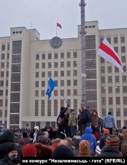 СЬЦЯГ. Незалежнасьць — гэта... калі прадпрымальнікі падымаюць нацыянальныя сцягі. Мітынг прадпрымальнікаў у студзені 2010: ці не ўпершыню не палітыкі і апазыцыя, а бізнэсоўцы паднялі нацыянальныя сымбалі на перамены. Менск, 2010.