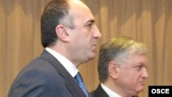 Главы МИД Армении и Азербайджана - Эдвард Налбандян (справа) и Эльмар Мамедъяров