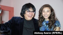 Марат Бисенгалиев с дочерью Арухан после казахстанской премьеры симфонии "Шакарим". Алматы, 10 октября 2012 года.