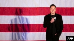 Elon Musk, CEO la Tesla and SpaceX, vorbind la o adunare electorală în favoarea lui Donald Trump, la 18 octombrie, la Philadelphia. 