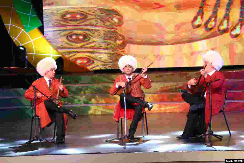 "Хәзинә" галереясендә төрекмән сәнгате күргәзмәсе ачылышыннан күренеш