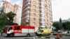 Машини швидкої та рятувальної служби поблизу житлової будівлі після ймовірної атаки дронів, Москва, Росія 30 травня 2023 року