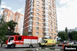 Автомобили пожарной охраны и "скорой помощи" в Москве - в районе, где упал один из дронов