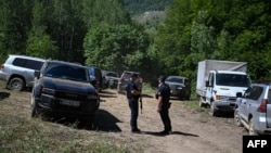 Kosovska policija stoji blizu navodne masovne grobnice, nedavno otkrivene u selu Kaluđer, blizu grada Zubin Potok na Kosovu, 1. avgust 2026. godine.